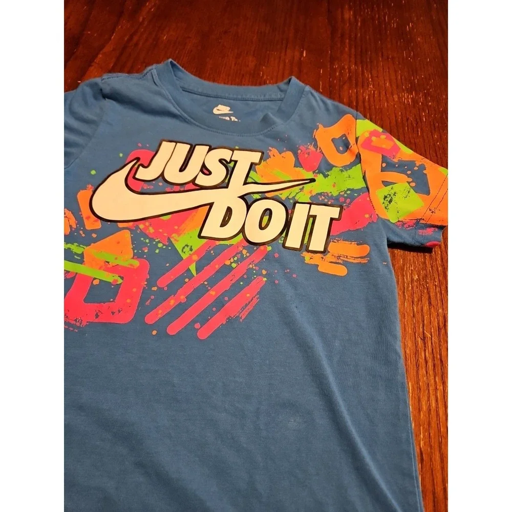 NIKE Just Do It Swoosh Blue Multicolor T-Shirt The Nike Tee Medium 5-6 YRS (A691